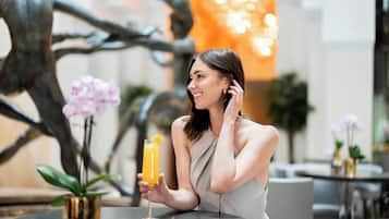 供應午餐及晚餐