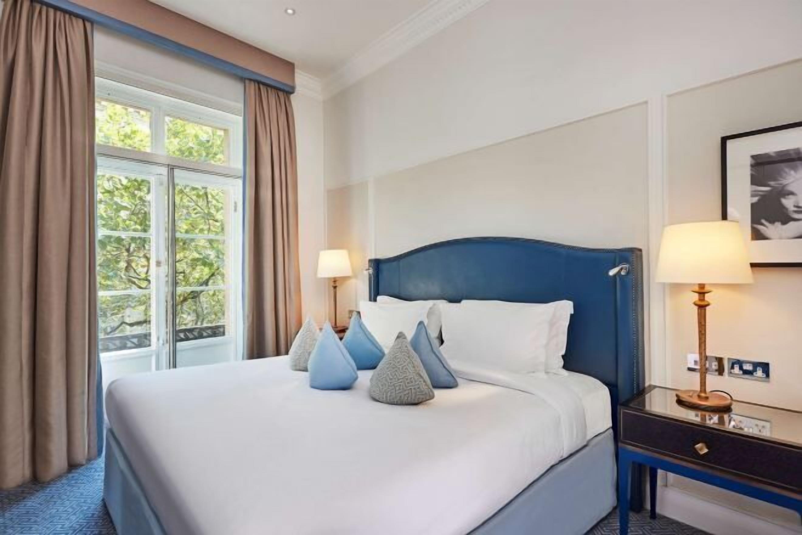 Literie de qualité supérieure, coffres-forts dans les chambres, bureau