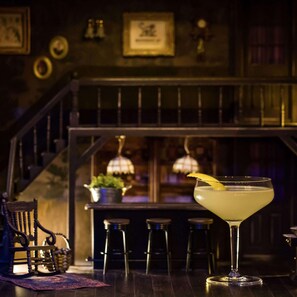 2 bars/lounges