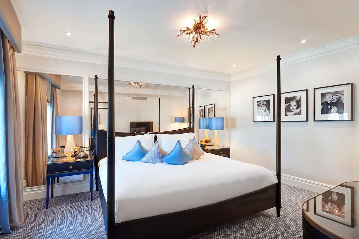 Svit - 1 kingsize-säng (Astor, Four-Poster Bed) | 1 sovrum och sängtillbehör av högsta kvalitet