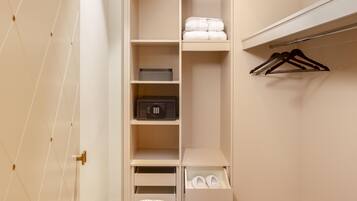 Un vestidor con estantes abiertos, una barra para colgar ropa y un espacio para guardar zapatos.