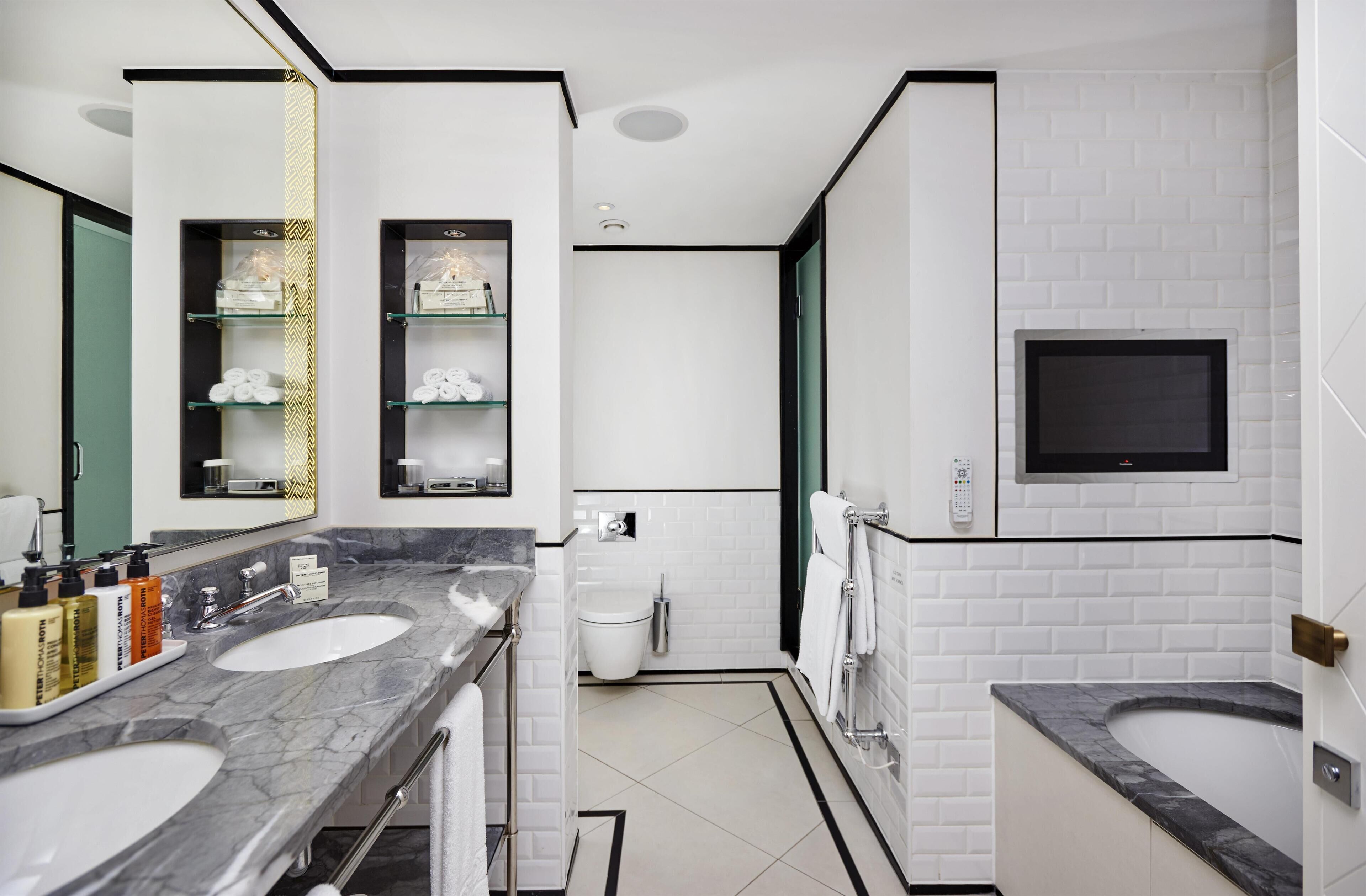 Combined shower/bathtub, free toiletries, hair dryer, towels