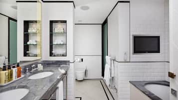 Combined shower/bathtub, free toiletries, hair dryer, towels