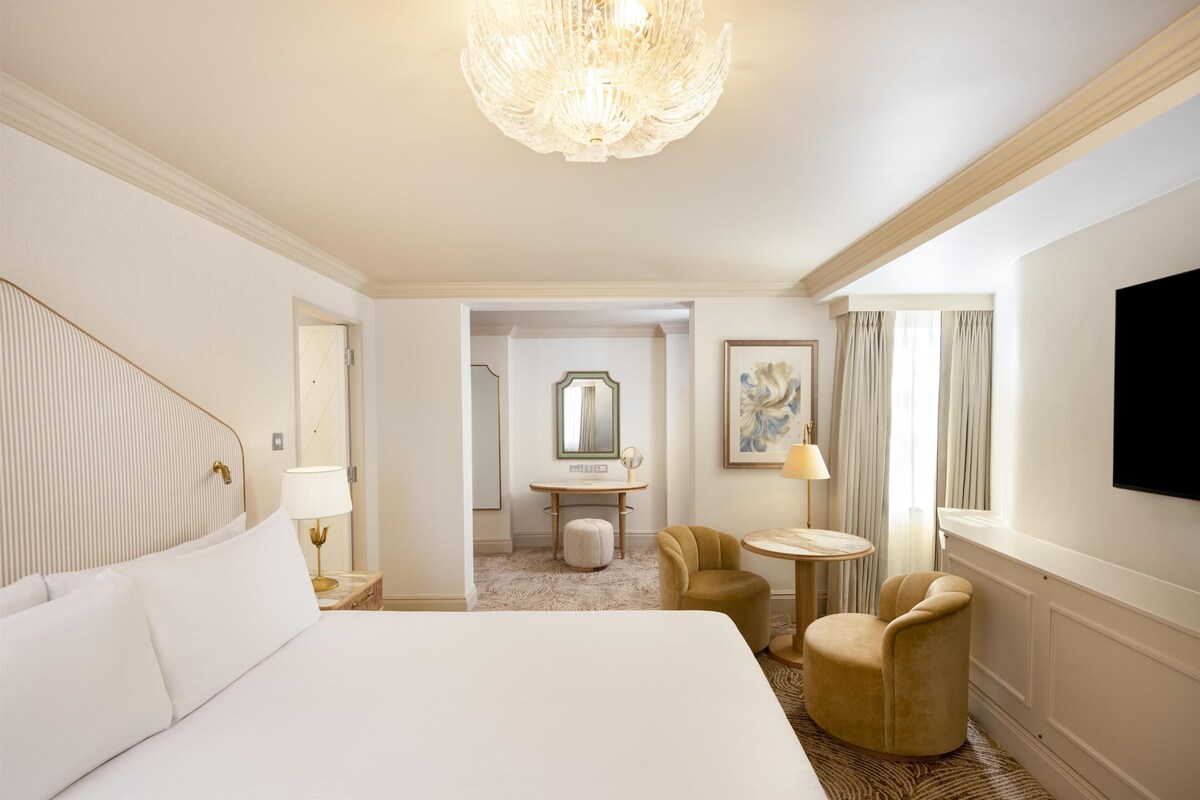 Executive Room, 1 King Bed (Refurbished) | Premium bedding, in-room safe, desk, blackout drapes