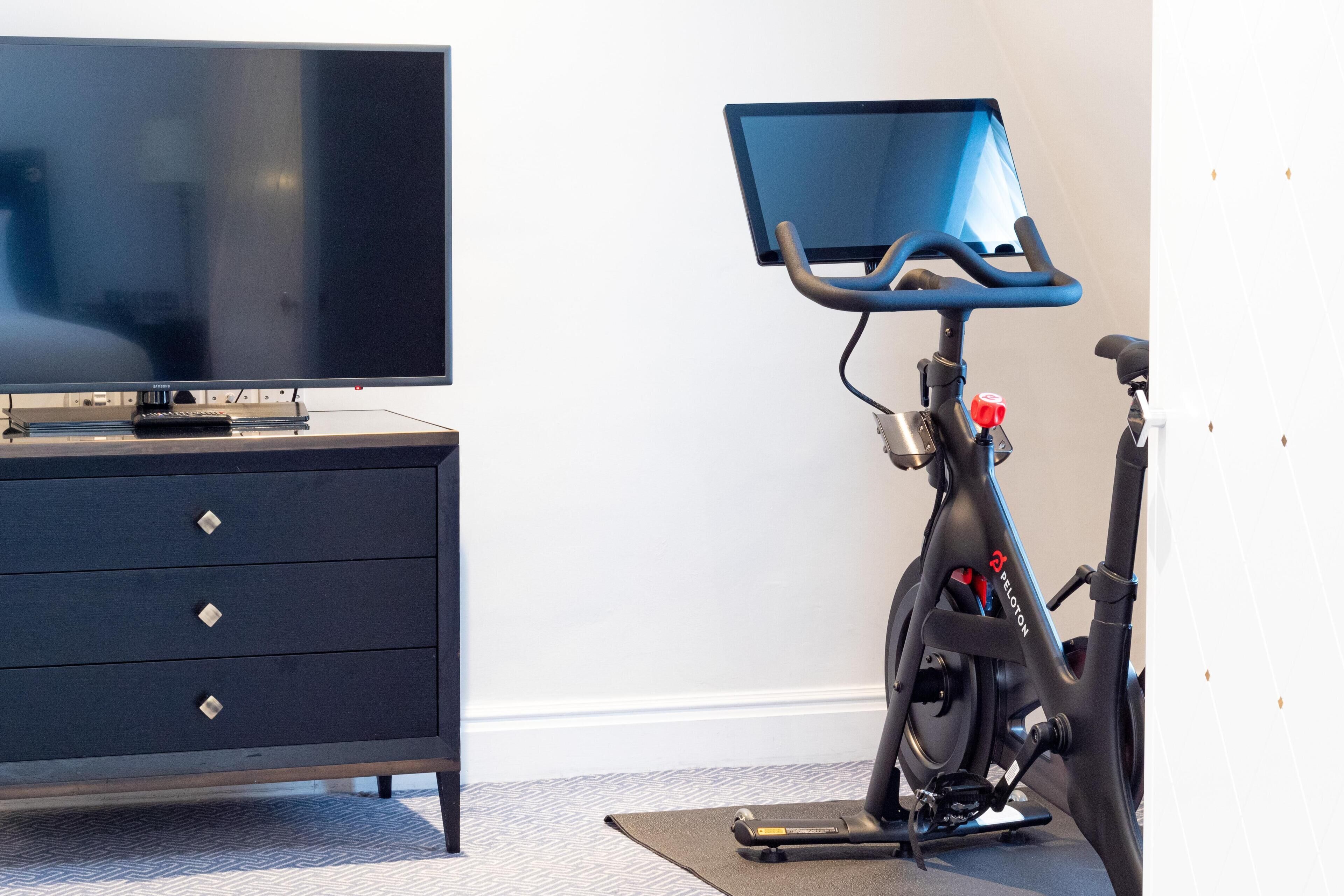 Executive Room, 1 King Bed (Peloton) | Living area