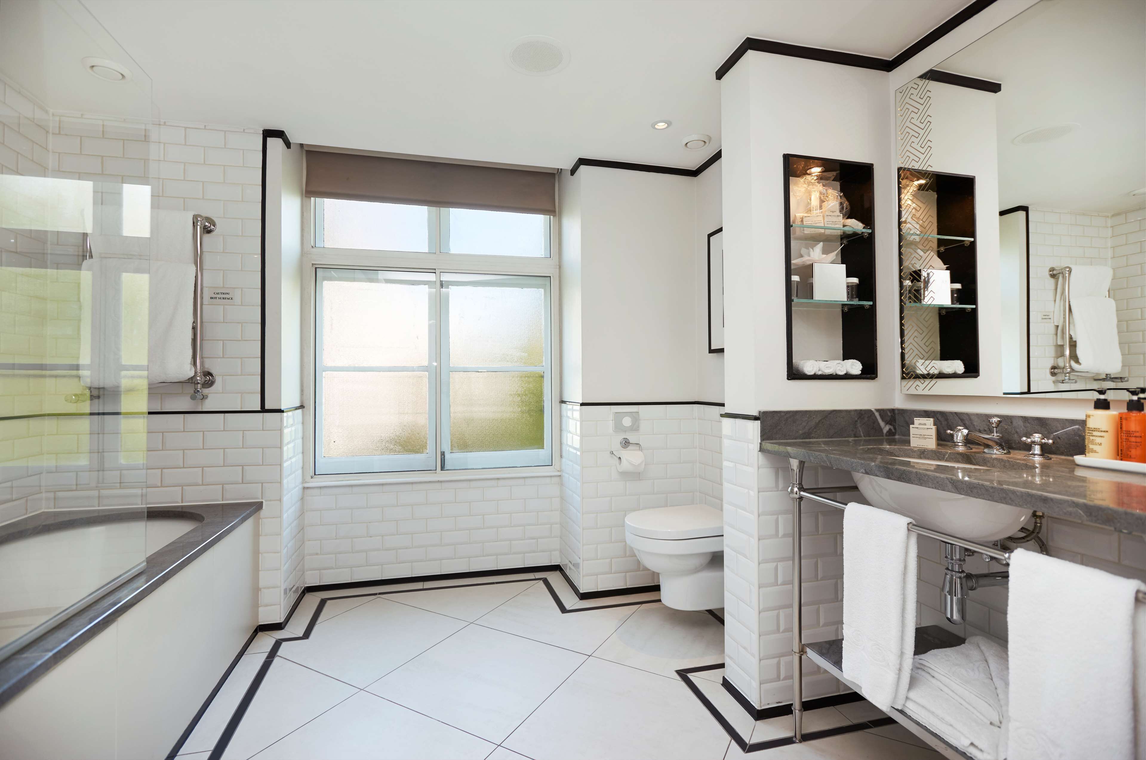 executive room, 1 king bed (lounge access) | bathroom | combined shower/bathtub, free toiletries, hair dryer, towels