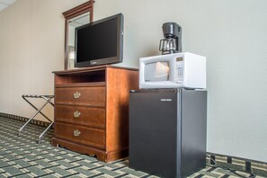 Hochwertige Bettwaren, Schreibtisch, Bügeleisen/Bügelbrett