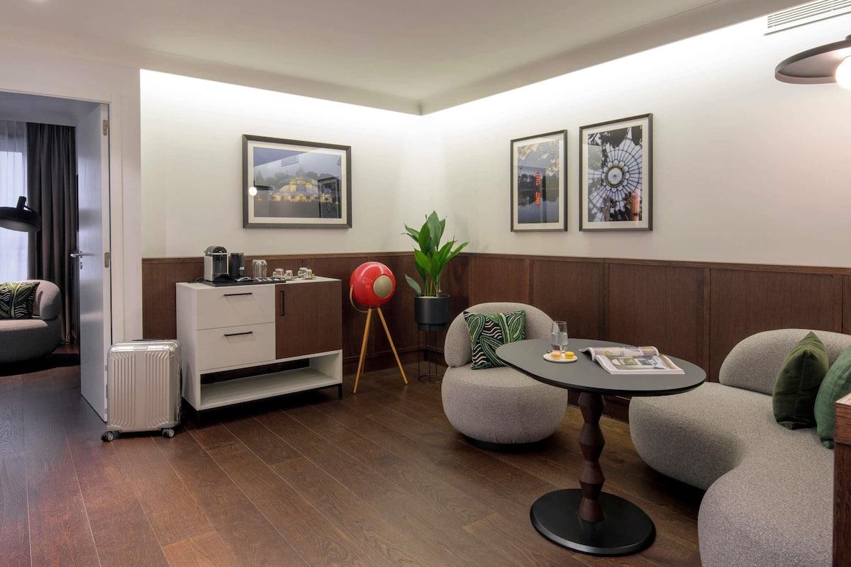 Suite, 1 King Bed, Garden View (Homage) | Premium bedding, down duvets, pillow-top beds, free minibar