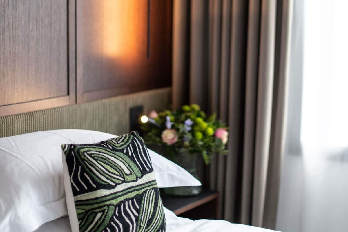 Suite, 1 King Bed, Garden View (Botanic)