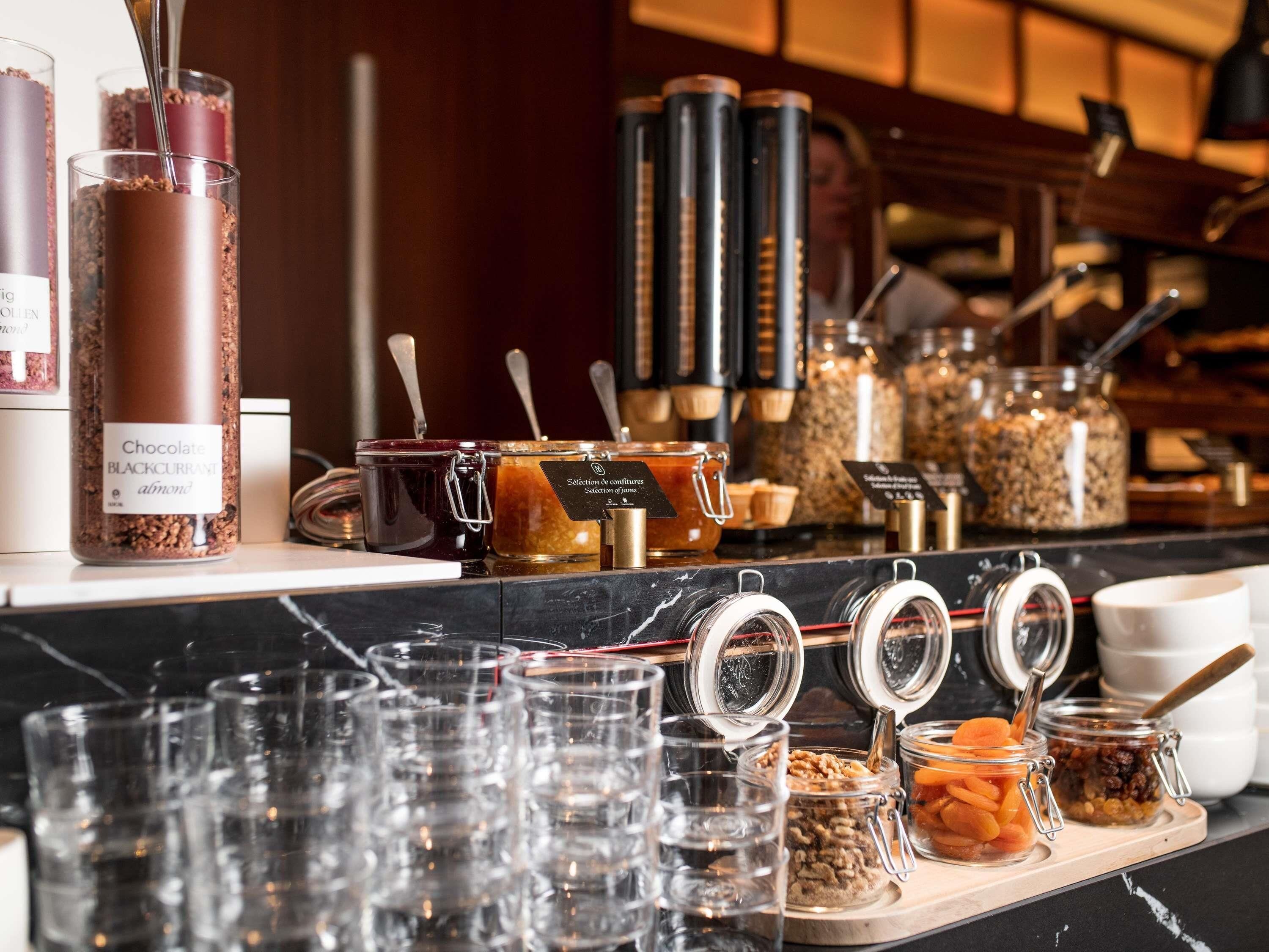 อาหารเช้าแบบบุฟเฟ่ต์ทุกวัน (EUR 32 ต่อคน)