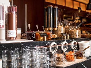 Tägliches Frühstücksbuffet (32 EUR pro Person)