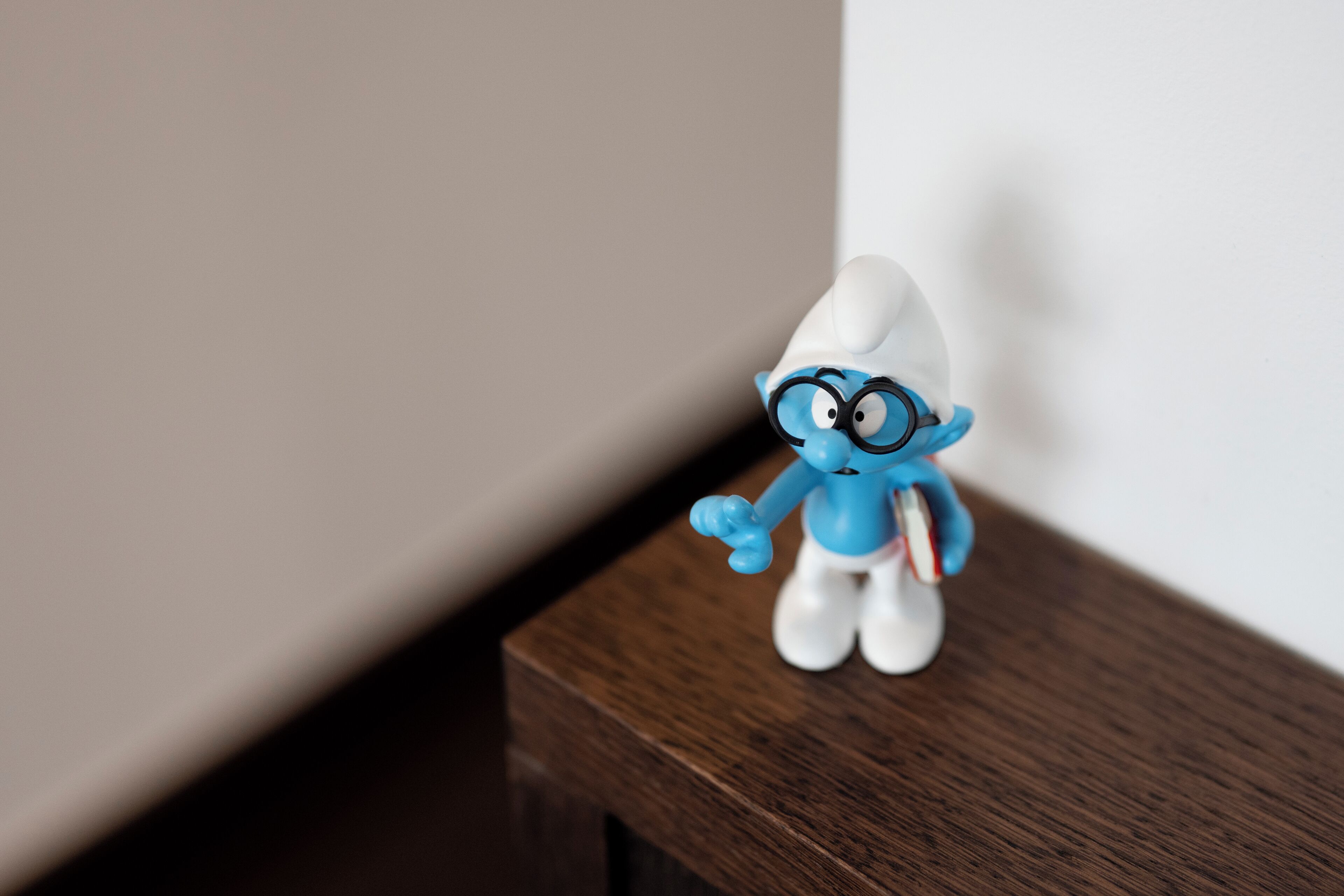 Une petite figurine posée sur une surface en bois.