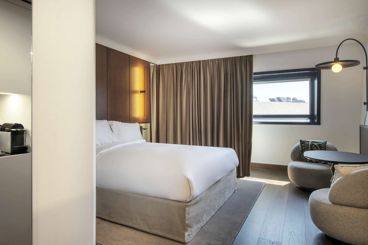 Deluxe Room, 1 King Bed, Garden View | 1 bedroom, premium bedding, down comforters, pillowtop beds
