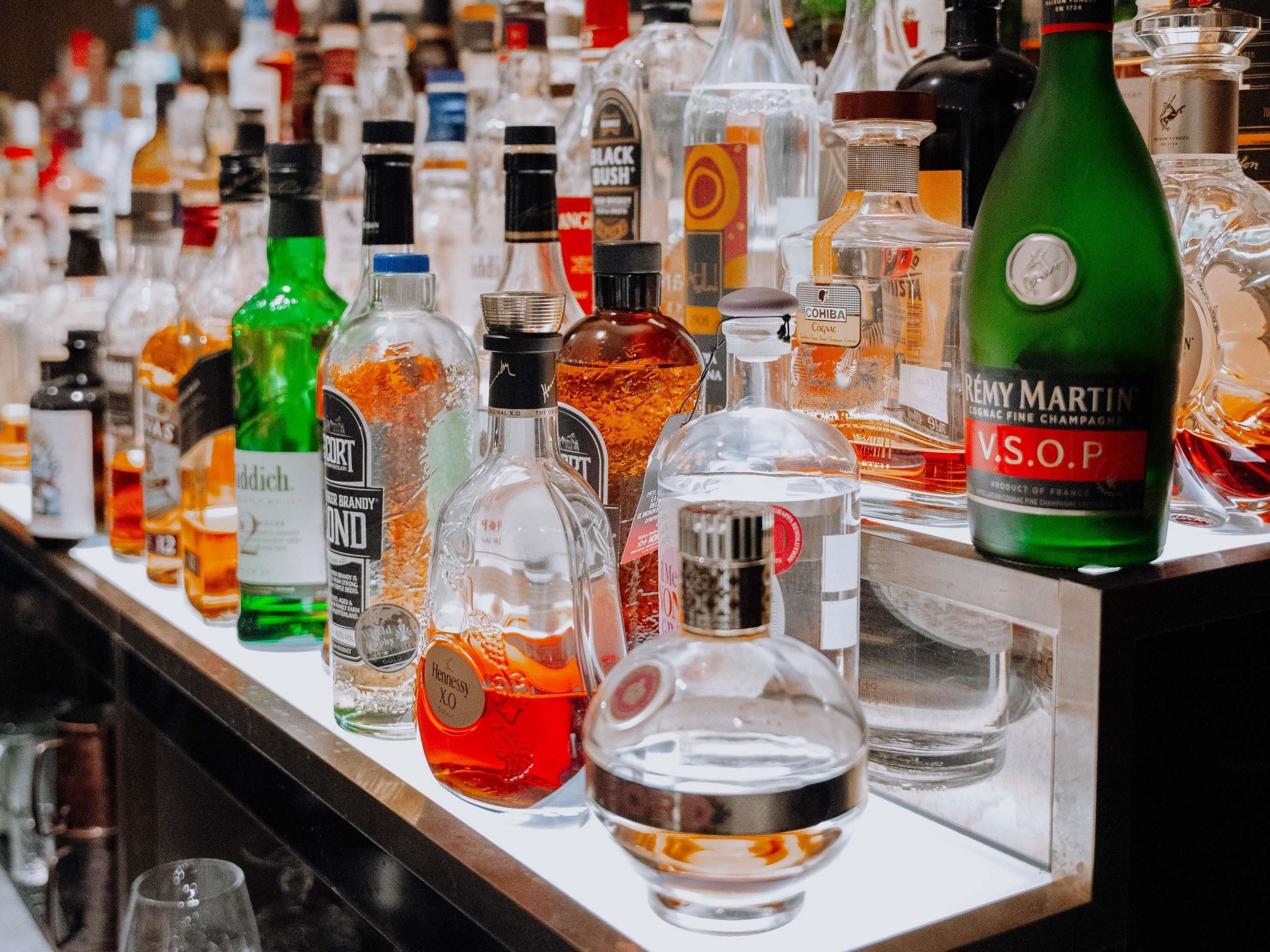 Una barra con diferentes botellas de licor.