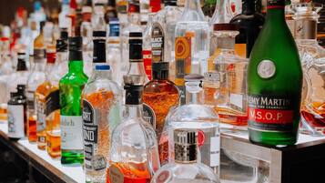 Una barra con diferentes botellas de licor.