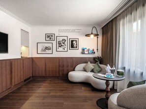 Suite, 1 King Bed, Garden View (Homage Peyo) | Premium bedding, down duvets, pillow-top beds, free minibar - Le Louise Hotel Brussels - MGallery (Brussels)