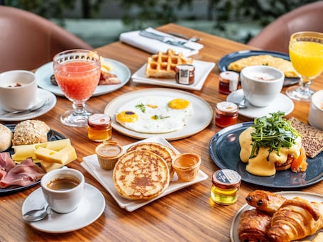 Desayuno buffet diario (EUR 32 por persona)