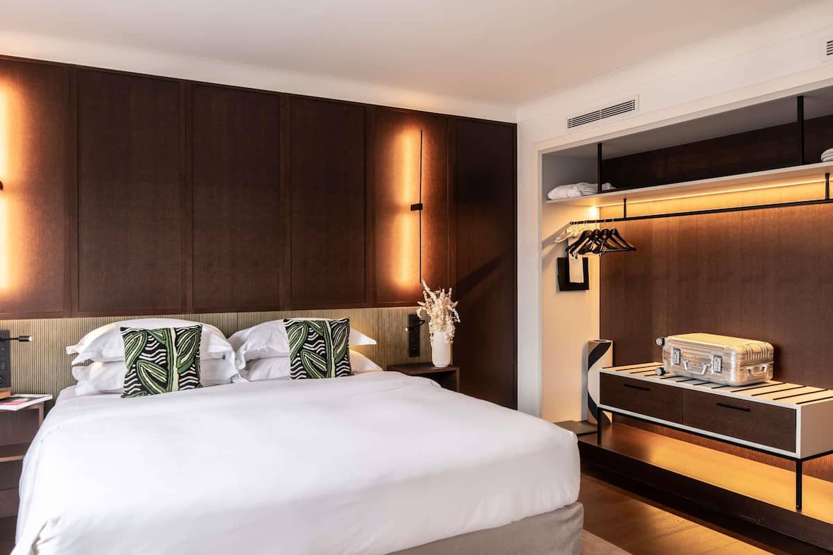 1 kamar tidur, seprai premium, dan selimut bulu angsa
