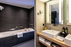 Suite, 1 cama de matrimonio grande, vistas a la ciudad (Le Louise, Garden and City view) | Baño | Cabezal de ducha tipo lluvia y artículos de higiene personal de diseño