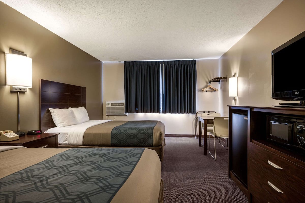 1 makuuhuone, työpöytä, pimennysverhot, silitysrauta/-lauta