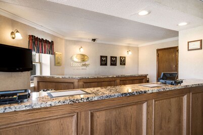 Econo Lodge Darien Lakes