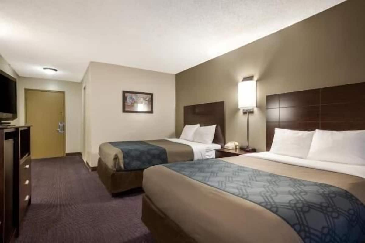 1 makuuhuone, työpöytä, pimennysverhot, silitysrauta/-lauta