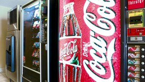 A vending machine with a Coca-Cola advertisement and a dollar bill dispenser. - Econo Lodge Darien Lakes (Corfu)