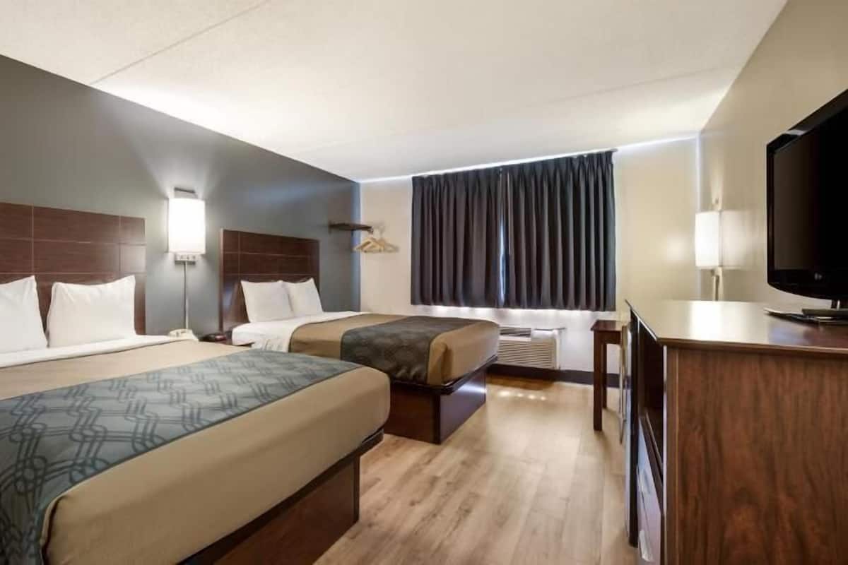 1 makuuhuone, työpöytä, pimennysverhot, silitysrauta/-lauta