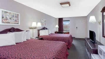 Habitación de hotel con dos camas, un escritorio, televisión y microondas.