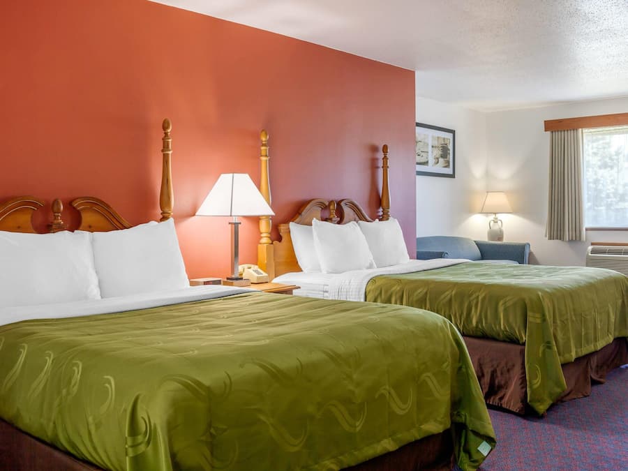 Kamar Standar, 2 Tempat Tidur Queen, Bebas Asap Rokok | Meja kerja, tirai kedap cahaya, setrika/meja setrika, dan Wi-Fi gratis