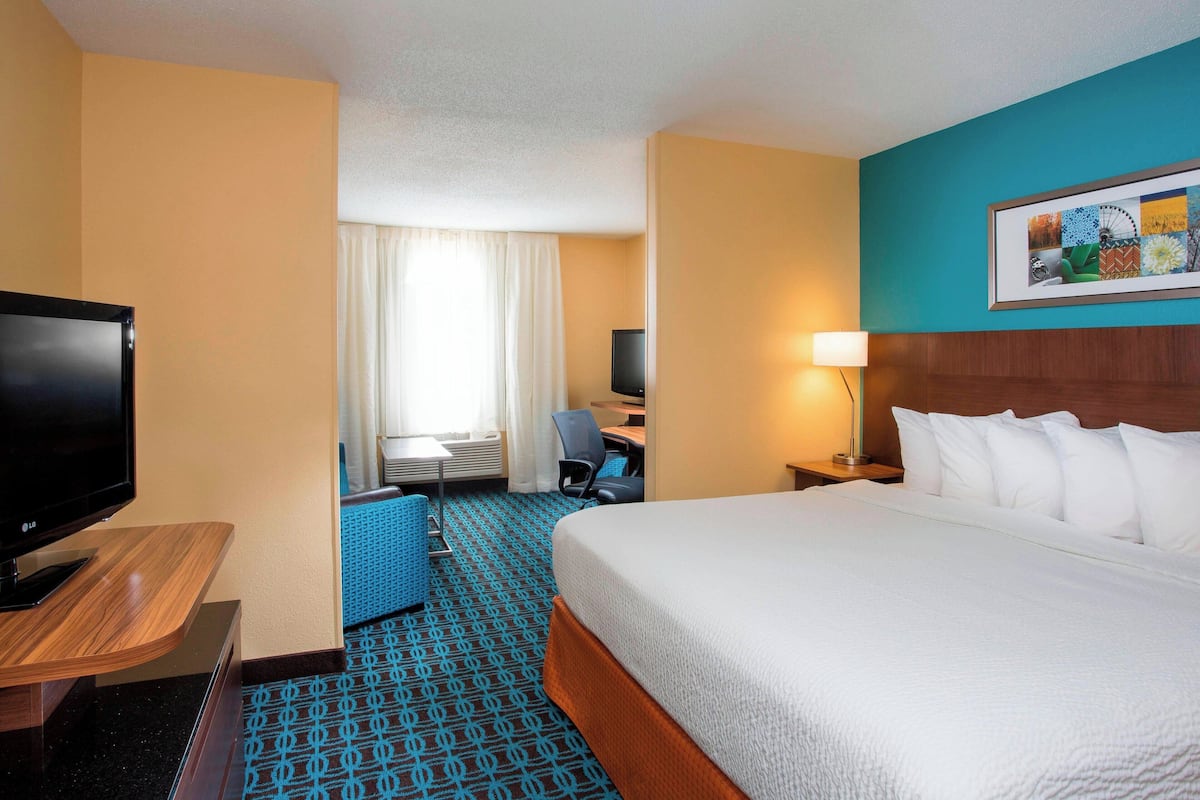 Premium bedding, desk, iron/ironing board, free WiFi