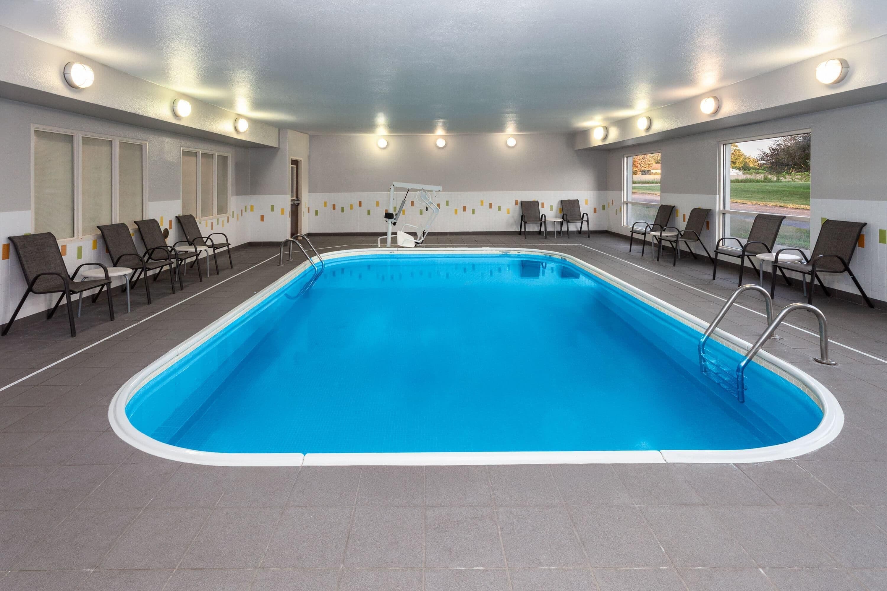 Una piscina cubierta, una piscina al aire libre
