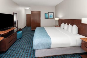 A hotel room with a bed, a TV, a desk, and a wardrobe. - Wingate by Wyndham Oshkosh (Oshkosh)