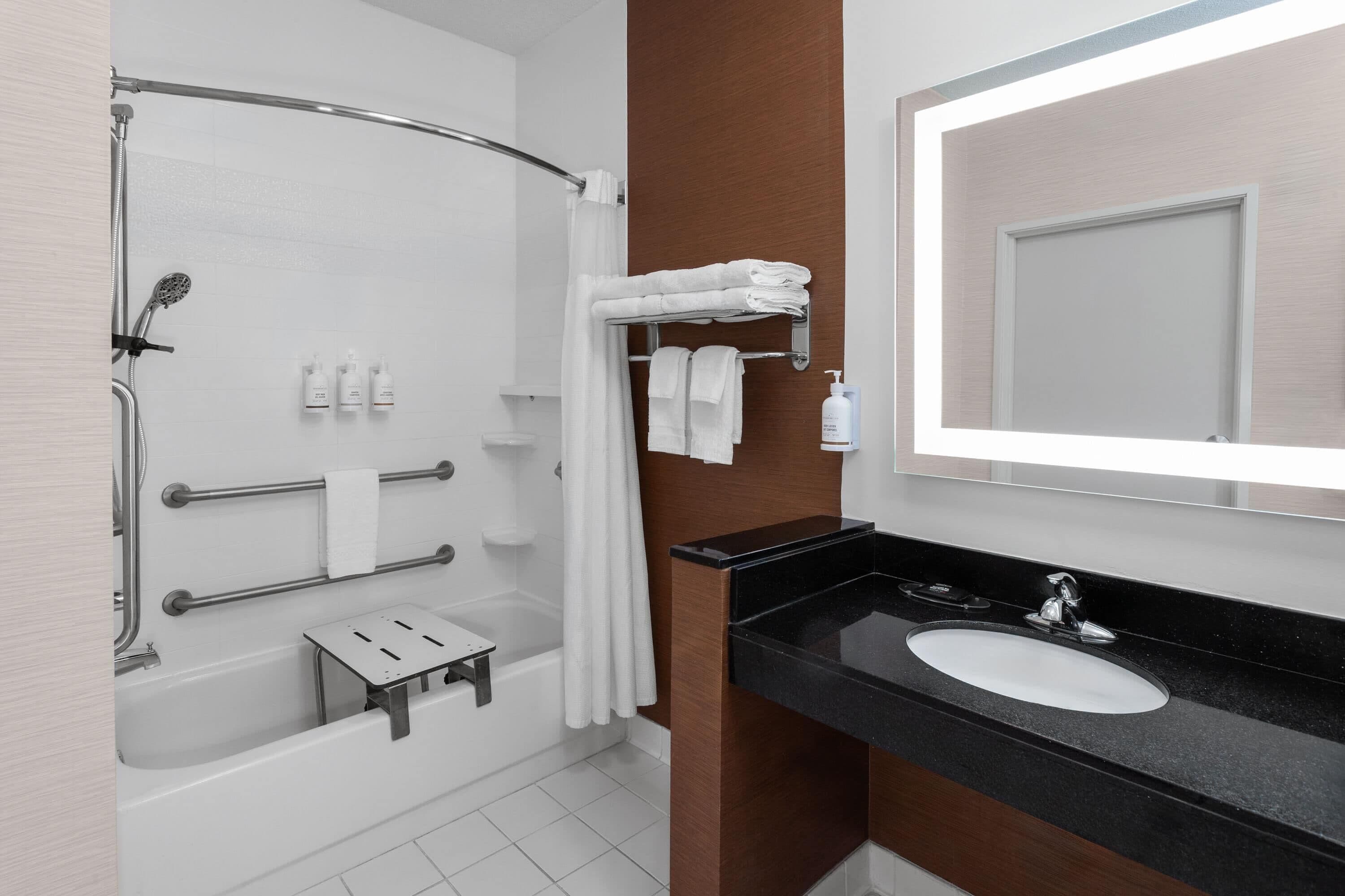 Zimmer, 1 King-Bett, barrierearm, Nichtraucher (Bathtub W/grab Bars) | Barrierefreies Bad