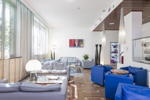 Lobby lounge