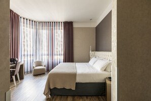 Junior Suite, 1 King Bed, Jetted Tub | 1 bedroom, minibar, in-room safe, soundproofing