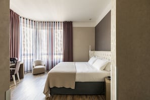 Junior Suite, 1 King Bed, Jetted Tub | 1 bedroom, minibar, in-room safe, soundproofing