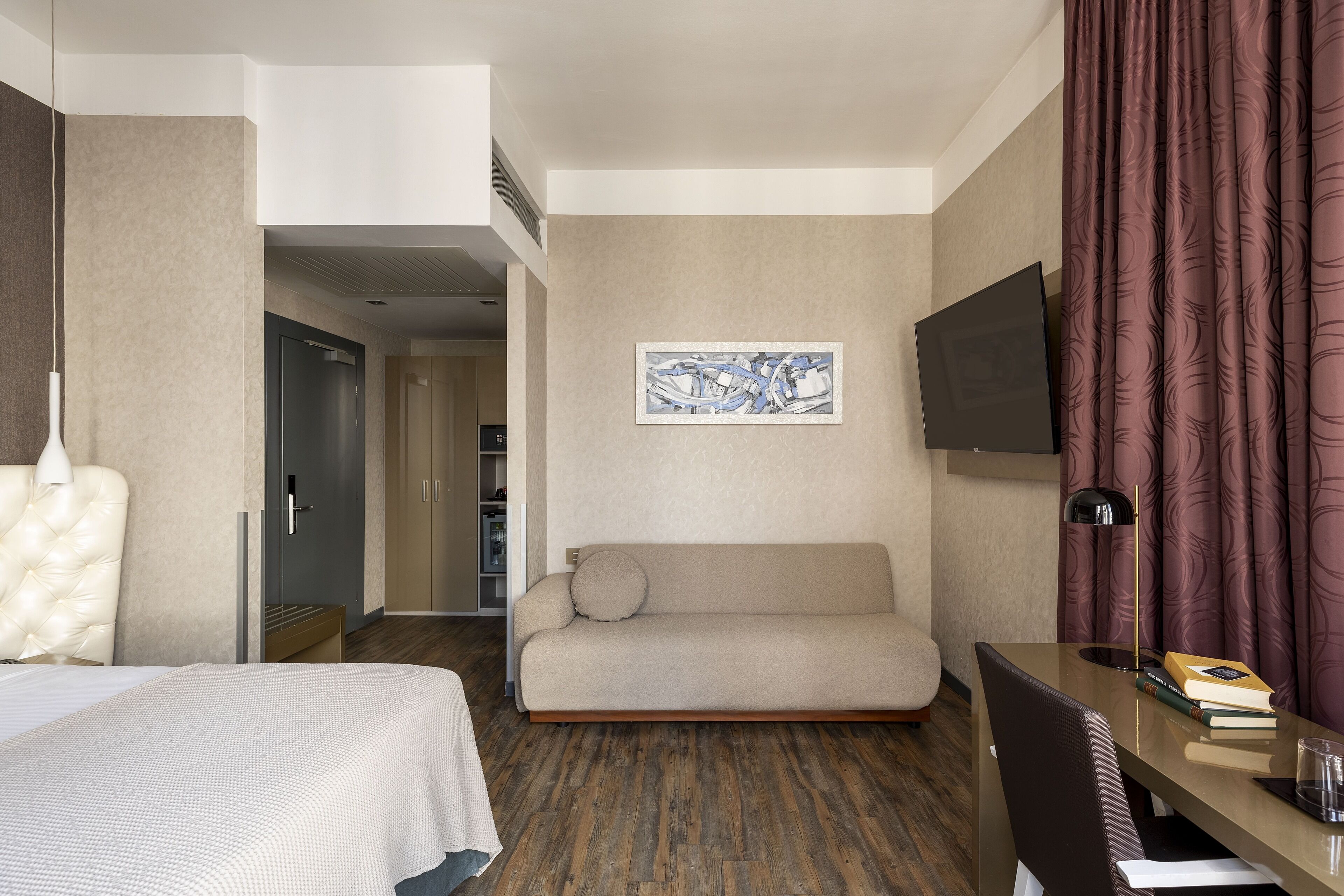 junior suite, 1 king bed, jetted tub | 1 bedroom, minibar, in-room safe, soundproofing