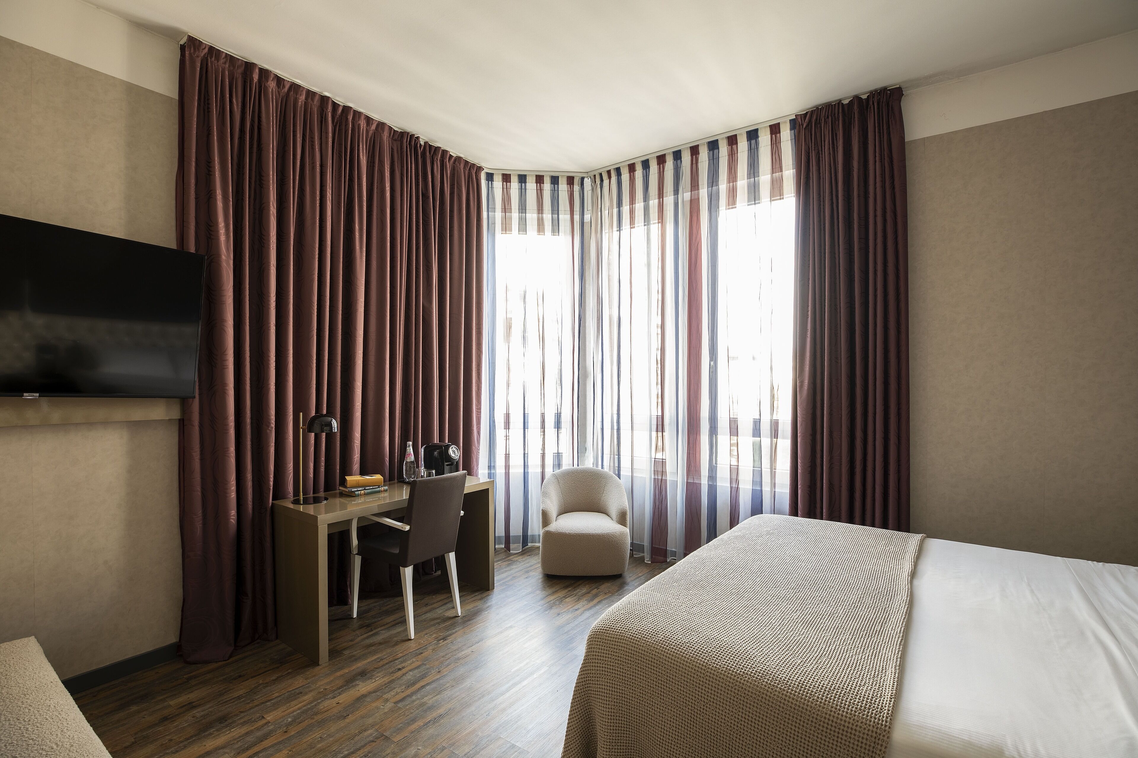 junior suite, 1 king bed, jetted tub | 1 bedroom, minibar, in-room safe, soundproofing