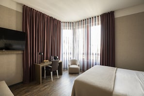 Junior Suite, 1 King Bed, Jetted Tub | Minibar, in-room safe, soundproofing, iron/ironing board