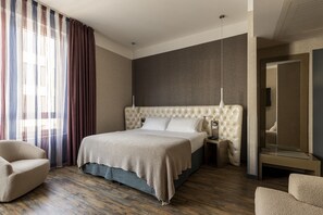 Junior Suite, 1 King Bed, Jetted Tub