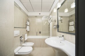  milieuvriendelijk toiletgerief, een haardroger, handdoeken