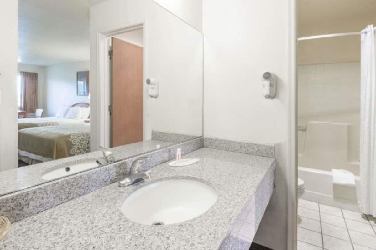 Bañera con ducha, artículos de tocador ecológicos, secador de pelo