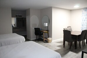 Suite, 2 queensize bedden, niet-roken | Een bureau, gratis babybedden, extra bedden, gratis wifi