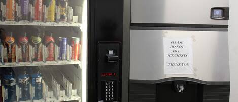 Een automaat met diverse drankjes en een bordje met de tekst: geen ijskisten vullen.