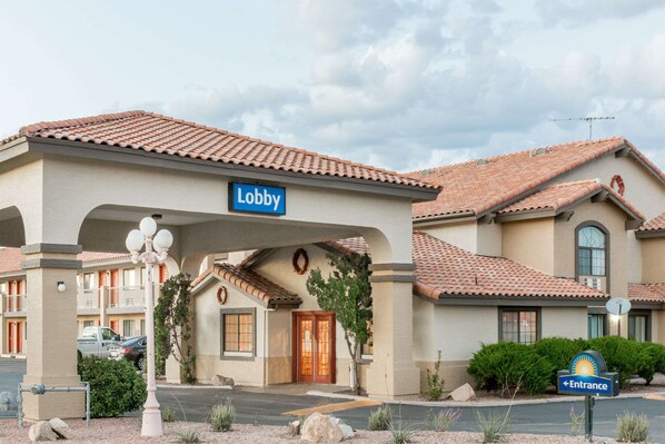 A hotel lobby with a sign reading "Lobby," a "Sun" sign indicating the entrance, and a "Welcome" sign. - Days Inn by Wyndham Willcox (Willcox)