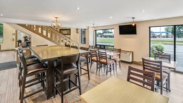 Café da manhã com buffet grátis todos os dias