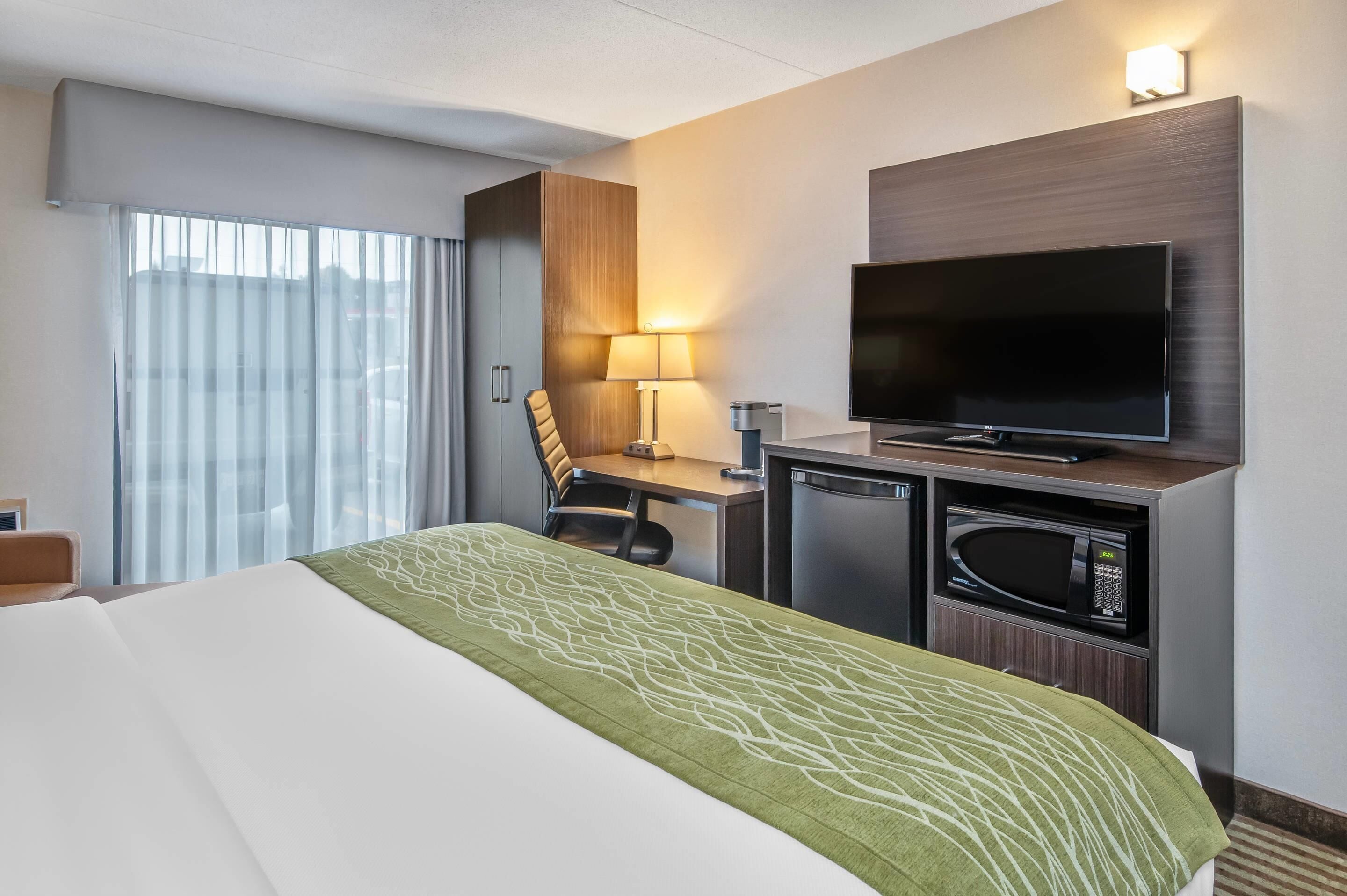 standard room, 1 king bed, ground floor | premium bedding, desk, blackout curtains, iron/ironing board