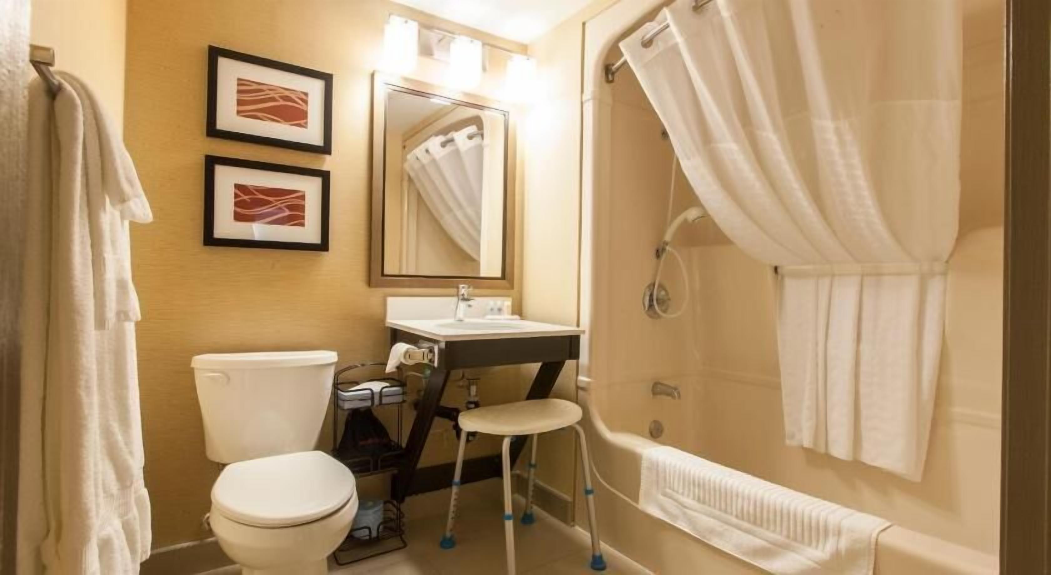 Bathroom | Combined shower/tub, eco-friendly toiletries, hair dryer, slippers