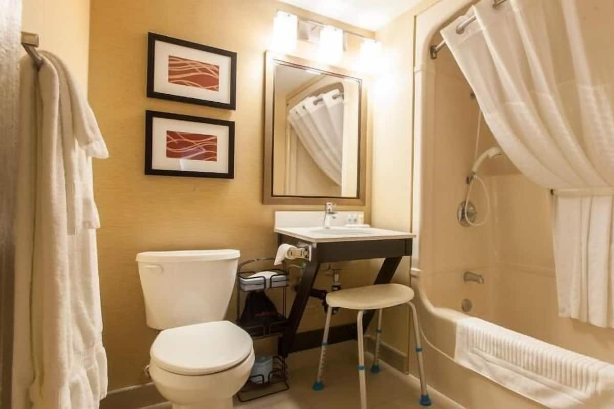 Bathroom | Combined shower/tub, eco-friendly toiletries, hair dryer, slippers